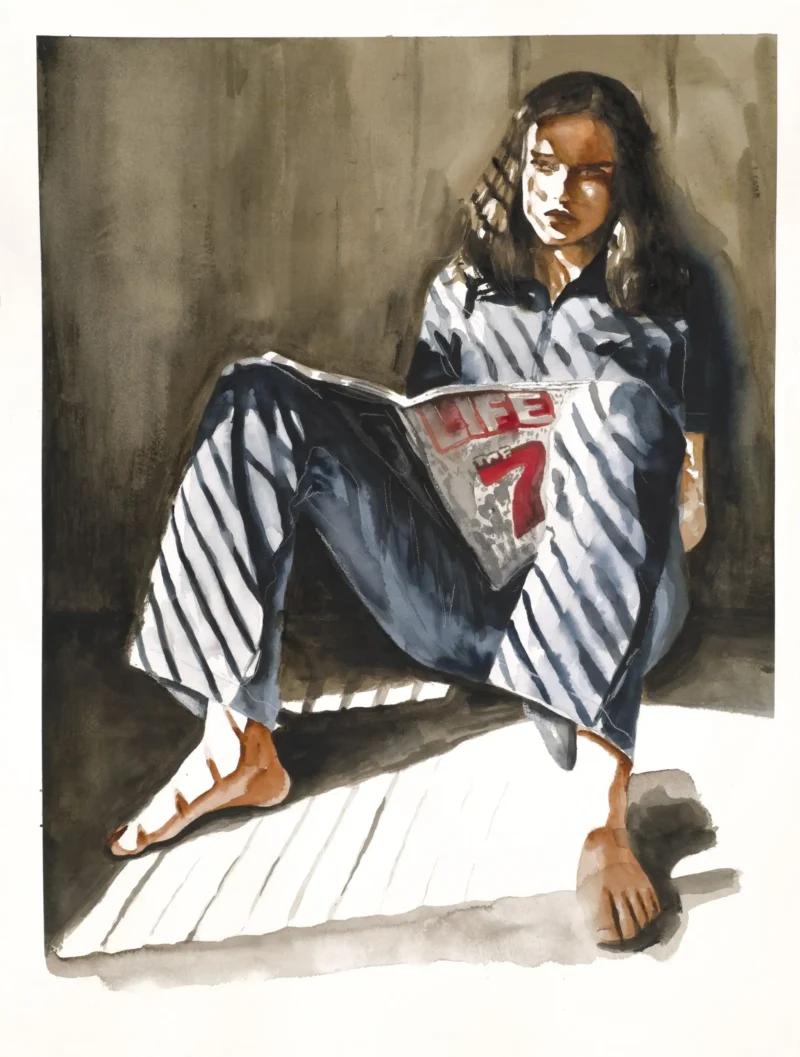 Mujer sentada leyendo periódico